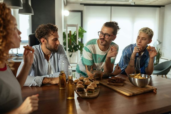 Comment les cafés peuvent-ils organiser des soirées culturelles tout en respectant les normes environnementales ?